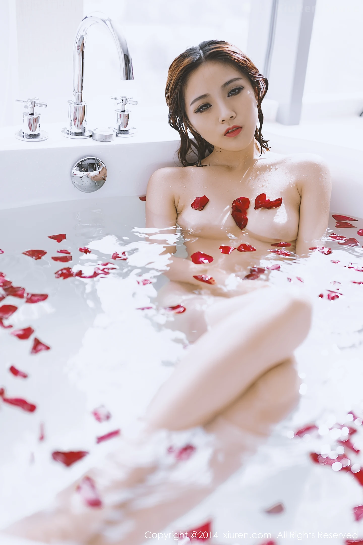 图片[6]-[XiuRen秀人网]VOL.211 嫩模YOYO苏小苏浴缸里全裸玫瑰花瓣浴香艳火辣诱惑写真56P-秀人网官方网站
